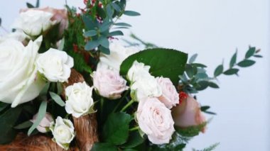 yakın çekim, çiçek, buket, beyaz arka plan, rotasyon oluşur Rose kapuçino, kar tanesi rose, Rose yana krem, Plamosus, okaliptüs, solidago, gül Avalanche.