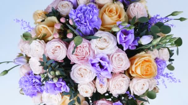 View from above, close-up, Flowers, bouquet, rotation , floral composition consists of Rose of avalanche, Rose pion-shaped, Carnation, Eustoma, solidago, eucalyptus, Hiperikum. — Stock Footage View from above, close-up, Flowers, bouquet, rotation , floral composition consists of Rose of avalanche, Rose pion-shaped, Carnation, Eustoma, solidago, eucalyptus, Hiperikum. Stock Footage