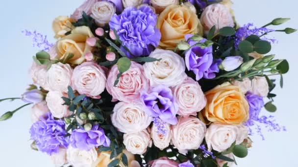 Vista desde arriba, primer plano, Flores, ramo, rotación, composición floral consta de Rosa de avalancha, Rosa en forma de pión, Clavel, Eustoma, solidago, eucalipto, Hiperikum . — Vídeo de stock