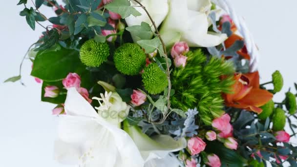 Vista desde arriba, Flores, rotación, composición se compone de Amaryllis blanco, Rose lydia, Santini, cineraria, eucalipto, Ivy espacioso, Barbatus, febril, orquídea Cymbidium , — Vídeo de stock