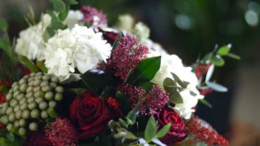 yakın çekim, ışık, döndürme, kompozisyon ışınları içinde çiçek buketi ortanca oluşur, Rose, Brunia yeşil, okaliptüs, Eustoma, solidago.