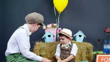 İki köy, şık giyimli ducklings ve tavuk, Samanlık, arka planda renkli kuş evleri, balonlar ve çiçekler oynayın çocuklar. Satılık bir yazıt ile bir tabak
