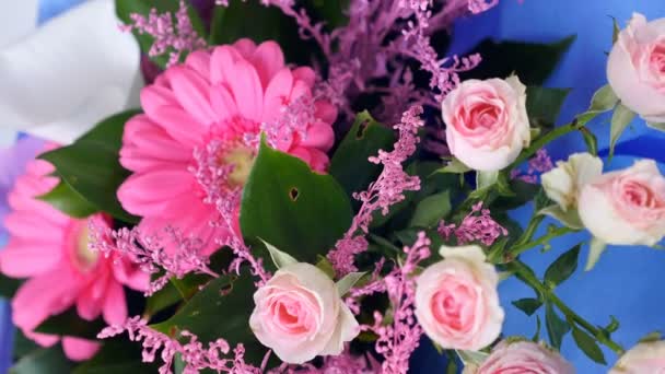 Nahaufnahme, Blick von oben, Blumen, Strauß, Rotation auf weißem Hintergrund, florale Komposition besteht aus rosa Gerbera, Protea, Calla, Rosenyana cremig, Solidago russus — Stockvideo