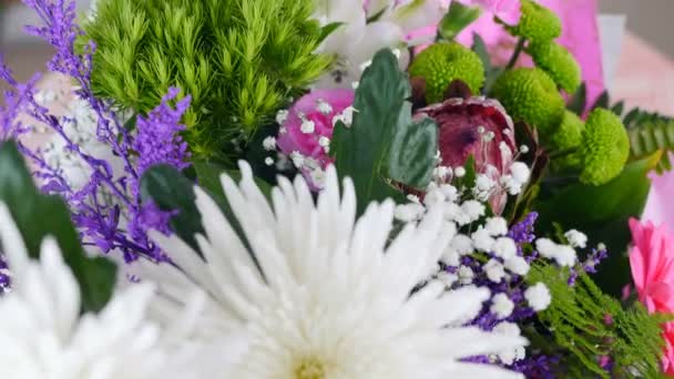 Gros plan, vue d'en haut, Fleurs, bouquet, rotation, composition florale se compose de Chrysanthème anastase, gypsophila, solidago, Barbatus, Protea, Oeillet, gerbera , — Video