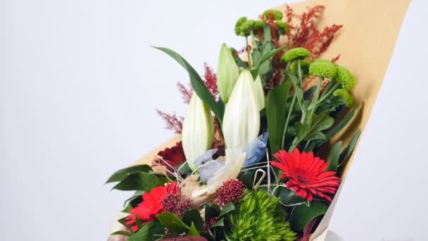 Blumen, Strauß, Rotation auf weißem Hintergrund, florale Komposition besteht aus Santini, Solidago, Lilie, Gerbera, Barbatus, Rossus — Stockvideo