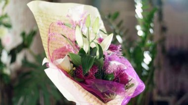 Işık, döndürme, ışınları içinde çiçek buketi çiçek kompozisyon oluşur solidago calla, lily, Gerbera terry Russus. arka planda bir sürü yeşillik