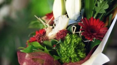 ışık, döndürme, ışınları, yakın çekim, çiçek buketi çiçek kompozisyon oluşur Santini, solidago, lily, gerbera, Barbatus, Russus.in bir sürü yeşil arka plan