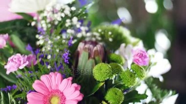 Krizantem anastasis, gypsophila, solidago, ışık, döndürme, ışınları, yakın çekim, çiçek buketi çiçek kompozisyon oluşur Barbatus, Protea, karanfil, gerbera,