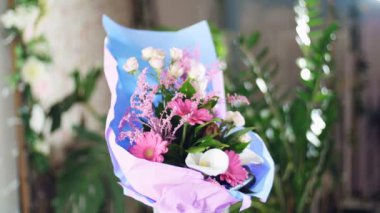 Işık, döndürme, ışınları içinde çiçek buketi çiçek kompozisyon oluşur pembe gerbera Protea, calla, Rose yana krem, solidago Russus. arka planda bir sürü yeşillik