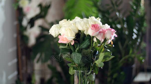 光线的光、 旋转、 花卉组成花束包括白色和粉色的玫瑰花。玫瑰 dzhemilja，上升的雪崩.in 背景很多绿化区。神圣之美 — 图库视频影像