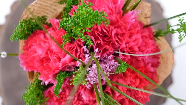 Draufsicht, Nahaufnahme eines Blumenstraußes, Rotation auf weißem Hintergrund. besteht aus Nelke, Barbatus. — Stockvideo