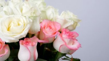 yakın çekim, çiçek, buket, beyaz arka plan üzerinde döndürme, çiçek kompozisyon oluşur beyaz ve pembe güller. Dzhemilja, gül Avalanche yükseldi. İlahi Güzellik