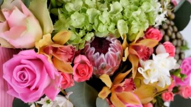 yakın çekim, görünümü yukarıdan, çiçek, buket, döndürme, çiçek kompozisyon Rose aqua, tükürük otu, Brunia yeşil, okaliptüs, Cymbidium orkide, Protea, Barbatus oluşur,