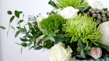 yakın çekim, çiçek, buket, beyaz arka plan üzerinde döndürme, çiçek kompozisyon oluşur Brunia yeşil, çığ, Rose, Rose yana krem, Santini, gypsophila,