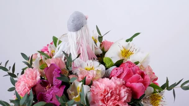 Close-up, Flowers, bouquet, rotation on white background, floral composition consists of gerbera, Tulip piano, Santini , Alstroemeria, Rose odily, Orchid vanda, eucalyptus — Stock Video