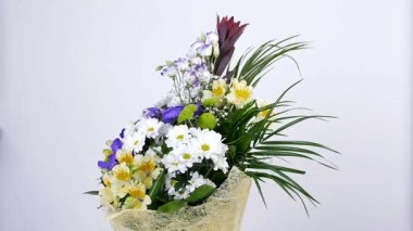 Çiçek, buket, beyaz arka plan, rotasyon çiçek kompozisyon oluşur Alstroemeria, krizantem bacardi, orkide vanda, Santini, gypsophila, Eustoma,