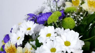 Çiçek, buket, beyaz arka plan, rotasyon çiçek kompozisyon oluşur Alstroemeria, krizantem bacardi, orkide vanda, Santini, gypsophila, Eustoma,