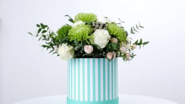Çiçek, buket, beyaz arka plan, rotasyon çiçek kompozisyon oluşur Brunia yeşil, çığ, Rose yana krem, gülü Santini, gypsophila, okaliptüs, Antep fıstığı