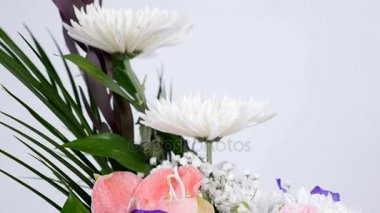 yakın çekim, çiçek, buket, beyaz arka plan üzerinde döndürme, çiçek kompozisyon oluşur Leucadendron, krizantem anastasis, Amaryllis pembe, orkide vanda, Alstroemeria,