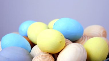 yakın çekim, yukarıdan, döndürme, Festival Paskalya kompozisyon görünüm. Metal bir kabın içinde bir saman birçok çok renkli Paskalya yumurtaları lay .