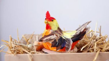 Beyaz arka plan, döndürme, Festival Paskalya kompozisyon. Ahşap bir kutuya bir saman koydu yumurta yanındaki küçük bir tavuk olduğunu