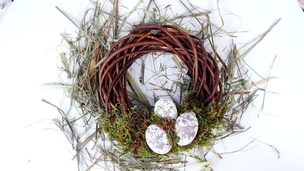 Zbliżenie, widok z góry, obrót, skład Wielkanoc, wieniec z gałęzi wierzby, ozdobione moss i przepiórcze jaja — Wideo stockowe