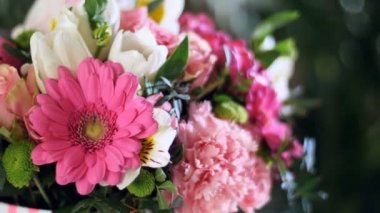 yakın çekim, çiçek buketi ışınları ışık, döndürme, çiçek kompozisyon içinde oluşur gerbera, Tulip piyano, Santini, Alstroemeria, odily, gül orkide vanda, okaliptüs