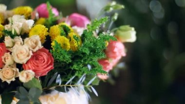 yakın çekim, çiçek buketi ışık, döndürme, ışınları içinde kompozisyon oluşur Rose david austin, gül krem grace, Rose barbados, Eustoma, Santini, tükürük otu, okaliptüs,
