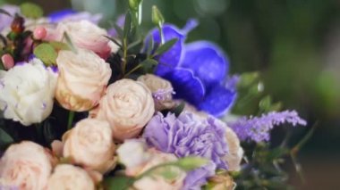 ışık, döndürme, ışınları, yakın çekim, çiçek buketi çiçek kompozisyon oluşur orkide vanda, solidago, karanfil, Hiperikum, gül pion şeklinde, Eustoma, solidago.