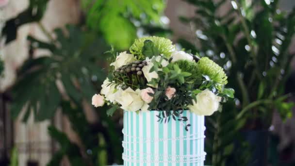 Μπουκέτο λουλουδιών στις ακτίνες του φωτός, περιστροφή, φλοράλ σύνθεση αποτελείται από Brunia πράσινο, τριαντάφυλλο από χιονοστιβάδα, κρεμώδη, Rose yana Santini, γυψοφίλης, ευκάλυπτος — Αρχείο Βίντεο