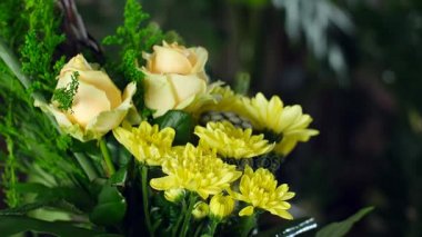 ışık, döndürme, ışınları, yakın çekim, çiçek buketi çiçek kompozisyon oluşur STERLİÇYA, çığ, gül solidago, Protea, Brunia yeşil, Kasımpatı, aspidistra