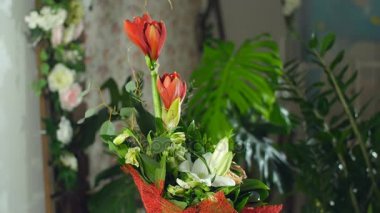 Amaryllis ferrari, aspidistra, okaliptüs, ışık, döndürme, ışınları içinde çiçek buketi çiçek kompozisyon oluşur Barbatus, Russus, Alstroemeria, lily, Rose