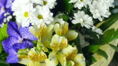 yakın çekim, buket ışınları ışık, döndürme, çiçek kompozisyon içinde oluşur Alstroemeria, krizantem bacardi, görünümü yukarıdan, çiçek orkide vanda, Santini, gypsophila, Eustoma,