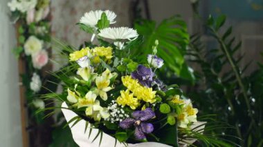 Işık, döndürme, ışınları içinde çiçek buketi çiçek kompozisyon oluşur krizantem anastasis, santini, Eustoma, orkide vanda, Alstroemeria, gypsophila,