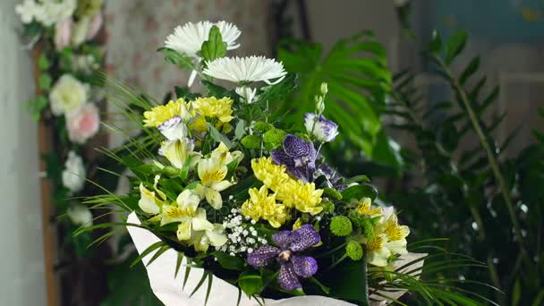 Bouquet de fleurs dans les rayons de lumière, rotation, la composition florale se compose de Chrysanthemum anastasis, santini, Eustoma, Orchidée vanda, Alstroemeria, gypsophila , — Video