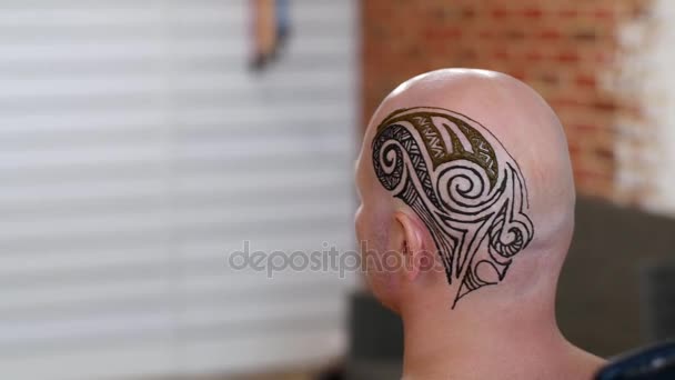 Un primer plano del dibujo, adorno, tatuaje de henna, en el cuero cabelludo, hombro, cuello. La solución de henna se seca en la piel. El proceso de aplicación de henna desde un tubo a la piel . — Vídeos de Stock