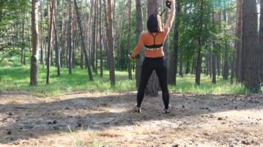 Güzel, atletik, seksi genç kadın, Koç, eğitmen, egzersiz, fitness trx sistemi, Trx askı kayışları ile egzersizleri yapıyor gerçekleştirir. Çam ormanı içinde yaz, güneş ışınları.