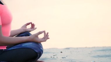Meditasyon, sağlıklı, genç güzel kadın pratik yoga sahilde denize, gündoğumu, Relaxes kaslar, zihin, ruh ve beden uyumu edinme. yakın çekim