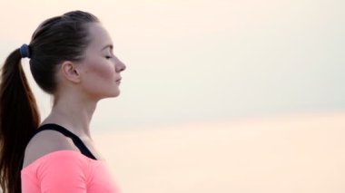 Meditasyon, sağlıklı, genç güzel kadın pratik yoga sahilde denize, gündoğumu, Relaxes kaslar, zihin, ruh ve beden uyumu edinme. yakın çekim