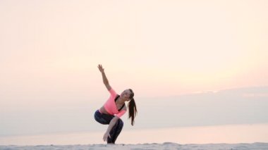 Meditasyon, sağlıklı, genç güzel kadın deniz plaj, gündoğumu, denge ve koordinasyon, derin Kas tonusu yapar tatbikatların pratik yoga.