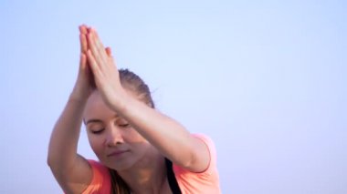 Meditasyon, sağlıklı, genç güzel kadın pratik yoga sahilde denize, gündoğumu, Relaxes kaslar, zihin, ruh ve beden uyumu edinme. yakın çekim