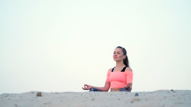 Meditación saludable de la mujer del yoga al amanecer junto al mar — Vídeos de Stock