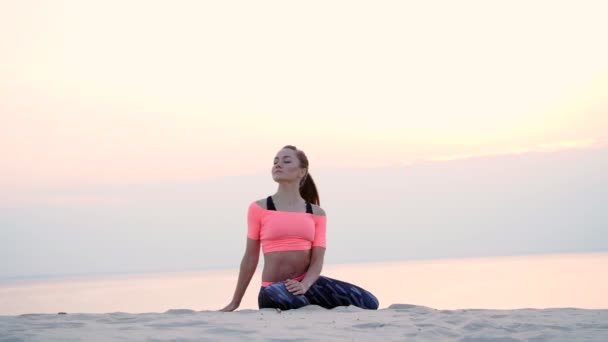 Zdrowa joga kobieta medytacja na wschód słońca nad morzem — Wideo stockowe