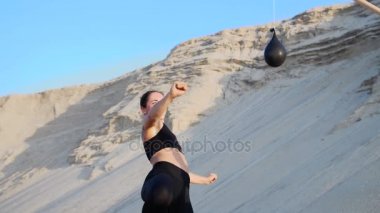 Siyah top bir uygulama başladı, atletik kız ayakları balon önünde başladı. Kız balon yazın--dan o, onun ayak ve renkli su sızıntıları, sprinkles bir ıssız plajda ile başladı,