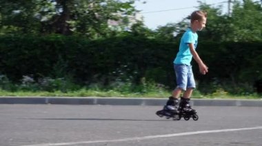 Mutlu çocuk, yedi, paten, sıcak bir yaz günü, iki erkek. Ağır çekim