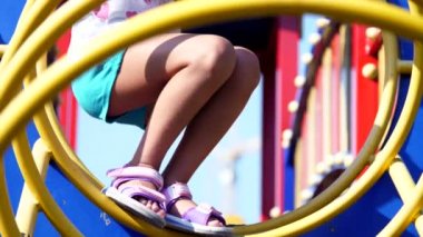 Sıcak yaz gününde eğleniyor mutlu kız oyun parkında, yedi yıl. Ağır çekim. Neşeli etkin çocukluk.