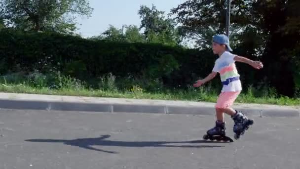 Niños felices, dos chicos de siete años, patinando, un caluroso día de verano. Movimiento lento — Vídeo de stock