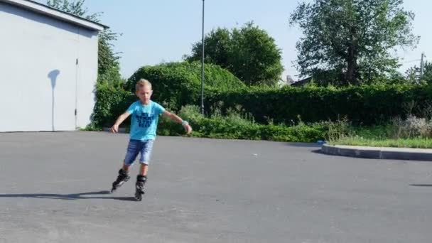 Niños felices, dos chicos de siete años, patinando, un caluroso día de verano. Movimiento lento — Vídeo de stock