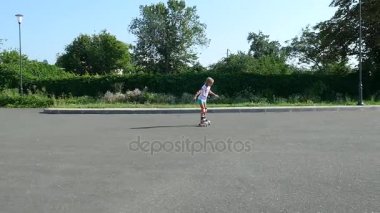 Yedi, paten, sıcak bir yaz günü mutlu sarışın kız. Ağır çekim