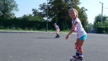 Yedi, paten, sıcak bir yaz günü mutlu sarışın kız. Ağır çekim